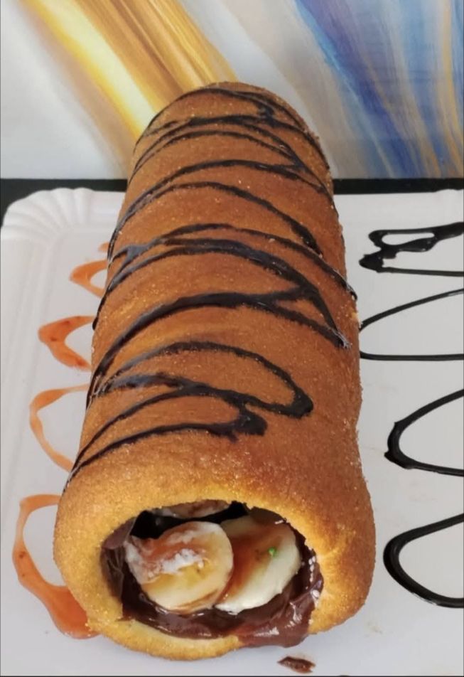 Töltött kürtőskalács csokikrémmel és banánnal, csokiöntettel